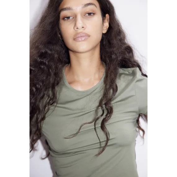 Футболка приталенная H&M, Цвет: Хаки, Размер: S - в интернет-магазине Туркменистана Wabrum Футболка приталенная H&M, Цвет: Хаки, Размер: S