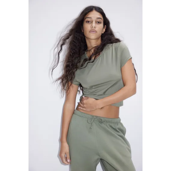 Футболка приталенная H&M, Цвет: Хаки, Размер: XS, изображение 2 - в интернет-магазине Туркменистана Wabrum Футболка приталенная H&M, Цвет: Хаки, Размер: XS, изображение 2