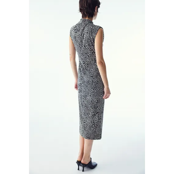 Платье с драпировкой и полурыбьим воротником H&M, Цвет: Черный, Размер: L, изображение 5 - в интернет-магазине Туркменистана Wabrum Платье с драпировкой и полурыбьим воротником H&M, Цвет: Черный, Размер: L, изображение 5