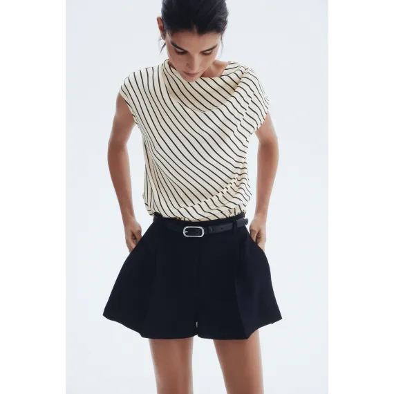 Блузка атласная с рукавом-колокол H&M, Цвет: Экрю, Размер: XS, изображение 2 - в интернет-магазине Туркменистана Wabrum Блузка атласная с рукавом-колокол H&M, Цвет: Экрю, Размер: XS, изображение 2