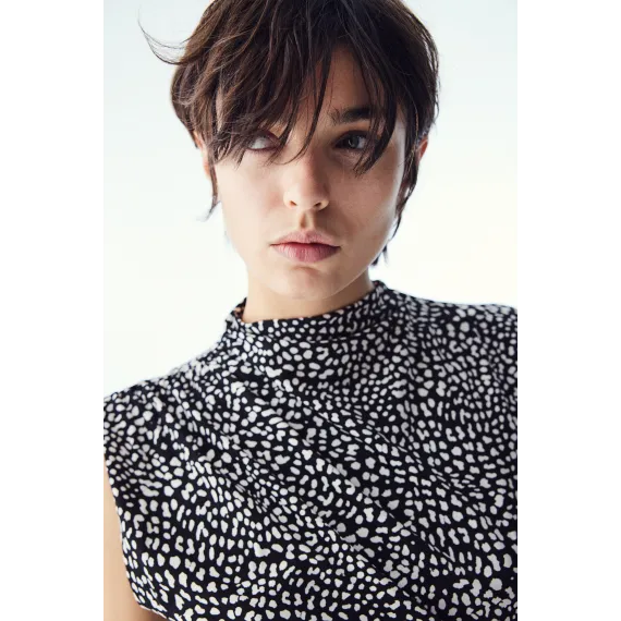 Платье с драпировкой и полурыбьим воротником H&M, Цвет: Черный, Размер: M, изображение 2 - в интернет-магазине Туркменистана Wabrum Платье с драпировкой и полурыбьим воротником H&M, Цвет: Черный, Размер: M, изображение 2