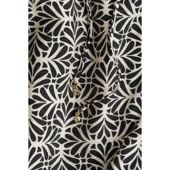 Блузка с воротником-рюш H&M, Цвет: Экрю, Размер: XL, изображение 2 - в интернет-магазине Туркменистана Wabrum Блузка с воротником-рюш H&M, Цвет: Экрю, Размер: XL, изображение 2