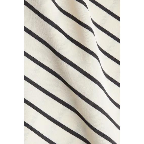 Блузка атласная с рукавом-колокол H&M, Цвет: Экрю, Размер: S, изображение 6 - в интернет-магазине Туркменистана Wabrum Блузка атласная с рукавом-колокол H&M, Цвет: Экрю, Размер: S, изображение 6